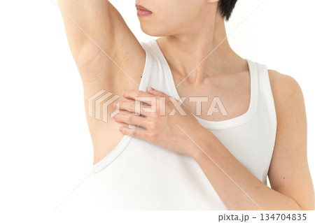 美容男子　ムダ毛処理　脇脱毛　手元 134704835