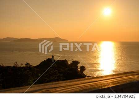 灯台と海の夕焼け 灯台と海の夕焼け 134704925