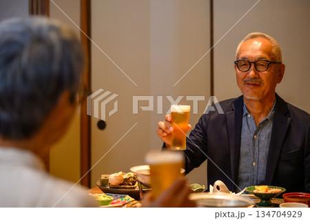 和室でビールで乾杯 134704929