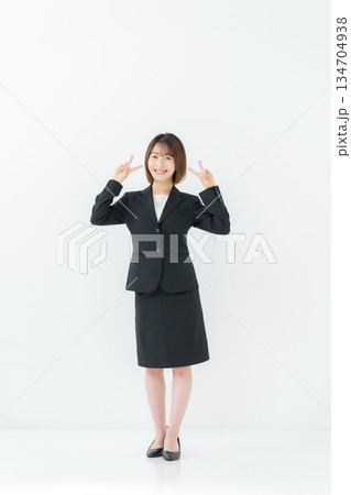 ビジネスウーマン　若い女性　全身　ピース 134704938