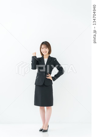 ビジネスウーマン　若い女性　全身　ガッツポーズ 134704940
