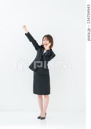 ビジネスウーマン 若い女性 全身 ガッツポーズ ビジネスウーマン 若い女性 全身 ガッツポーズ 134704943