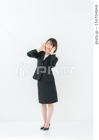 ビジネスウーマン　若い女性　全身　掛け声 134704944