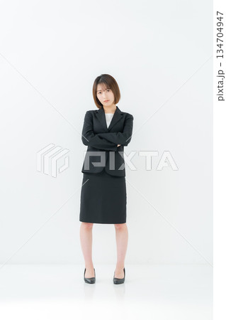 ビジネスウーマン　若い女性　全身　困る 134704947