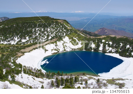 吾妻連峰・一切経山から望む残雪の五色沼 134705015