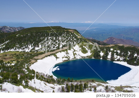 吾妻連峰・一切経山から望む残雪の五色沼 134705016