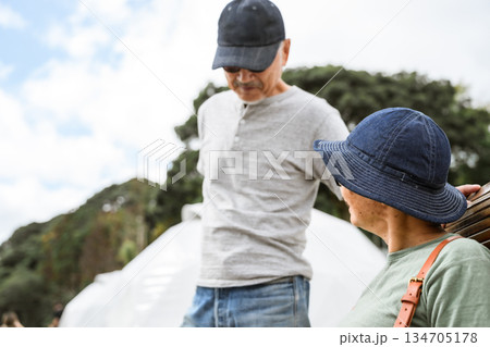 屋外で会話する熟年夫婦 【撮影協力：隠岐シーサイドリゾーみやび様】 134705178