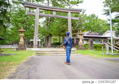 鳥居の前で立つ男性 134705187