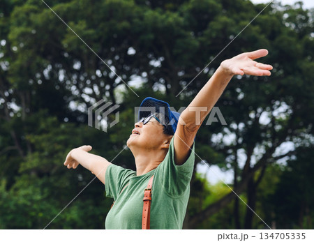 屋外で両手を広げるシニア 【撮影協力:隠岐シーサイドリゾーみやび様】 屋外で両手を広げるシニア 【撮影協力:隠岐シーサイドリゾーみやび様】 134705335