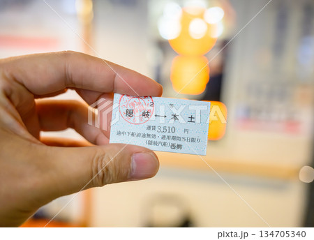 手で持つ船の乗船券 134705340