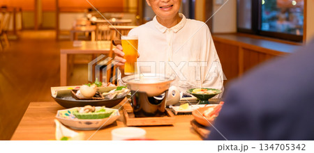 旅館で夫婦が夕食 旅館で夫婦が夕食 134705342