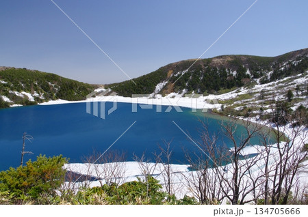 吾妻連峰・残雪の五色沼 吾妻連峰・残雪の五色沼 134705666