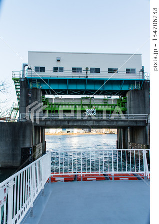 快晴の空の下の大きなコンクリート造りの水門 東京湾の竹芝にて 快晴の空の下の大きなコンクリート造りの水門 東京湾の竹芝にて 134706238