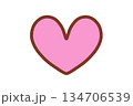 シンプルなピンクのハートマークのイラスト 134706539