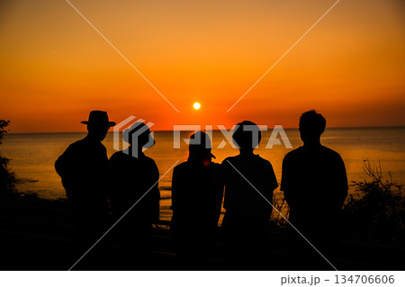 海辺で夕日を見る五人 134706606