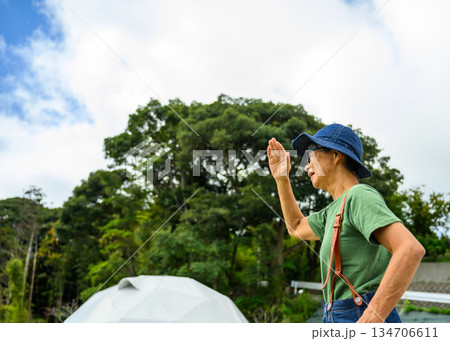 日差し避け手をかざす女性 【撮影協力：隠岐シーサイドリゾーみやび様】 134706611