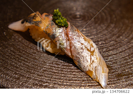 寿司カウンターの一貫 光物（青魚） 134706622