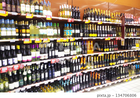 スーパー スーパーマーケット お酒コーナー　ワインコーナー アルコール 134706806