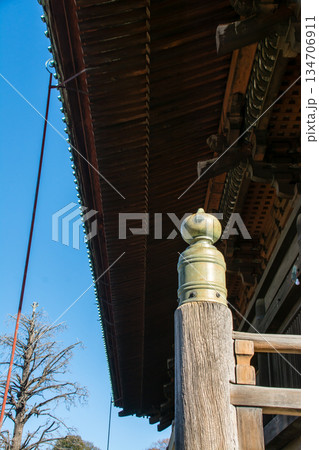 明るい真っ青な快晴の空の下の護国寺の歴史的な木造の建物 明るい真っ青な快晴の空の下の護国寺の歴史的な木造の建物 134706911