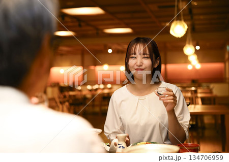 女性が日本酒を楽しむ 女性が日本酒を楽しむ 134706959