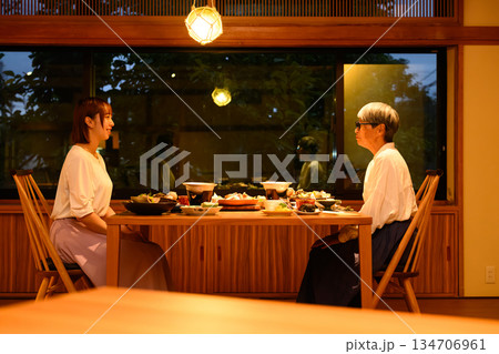 旅館で夕食を楽しむ二人 旅館で夕食を楽しむ二人 134706961
