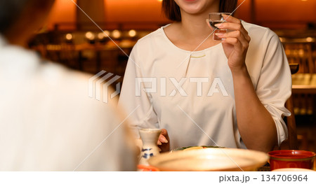 女性が日本酒を楽しむ 134706964