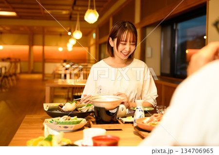 旅館で和食を楽しむ女性 134706965