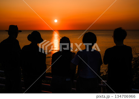 海辺で夕日を見る人々 海辺で夕日を見る人々 134706966