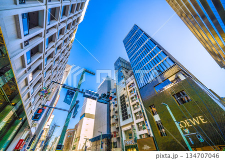 日本の東京都市景観年の瀬。銀座コア建替計画新築工事や…ワールドタウンビル改修工事、窓拭きなどを望む 134707046