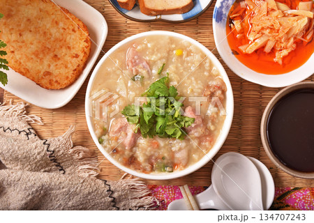 Brown rice porridge 134707243
