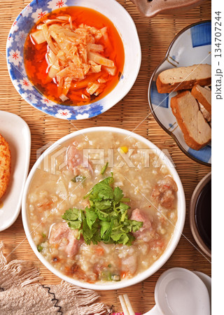 Brown rice porridge 134707244