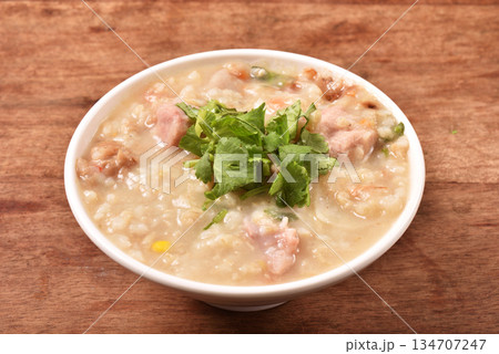 Brown rice porridge 134707247