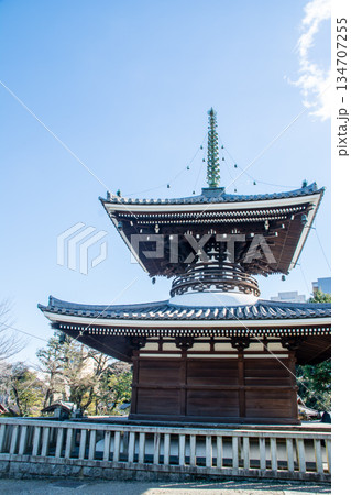 明るい真っ青な快晴の空の下の護国寺の歴史的な木造の建物 明るい真っ青な快晴の空の下の護国寺の歴史的な木造の建物 134707255