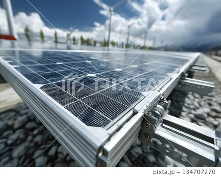 設置構造が分かる太陽光パネルのクローズアップと発電設備ディテール 134707270