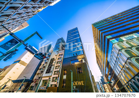 日本の東京都市景観年の瀬。銀座コア建替計画新築工事や…ワールドタウンビル改修工事、窓拭きなどを望む 134707670