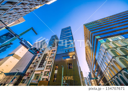 日本の東京都市景観年の瀬の銀座に…“忍者”出現！。ビルの窓ガラスの清掃…年末大掃除…＝23日 134707671