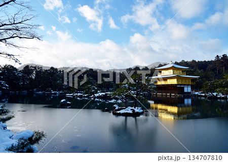 雪化粧した金閣寺 134707810