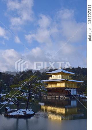 金閣寺の池に映る青空 134707811