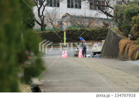 工事現場で働く作業員 工事現場で働く作業員 134707918