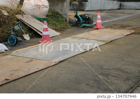 工事現場で道路の養生に敷かれた鉄板 工事現場で道路の養生に敷かれた鉄板 134707946