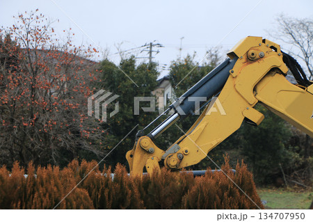 工事現場で働くショベルカー 工事現場で働くショベルカー 134707950