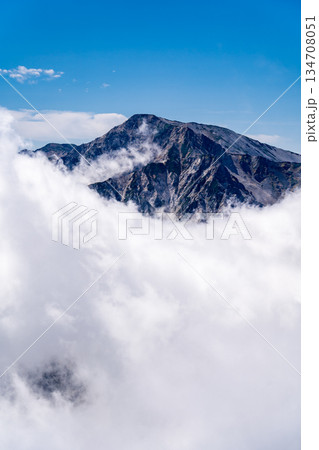 小蓮華山から見上げる白馬岳と雲海　白馬大池～北アルプス白馬岳縦走登山 134708051
