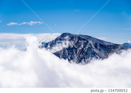 小蓮華山から見上げる白馬岳と雲海 白馬大池~北アルプス白馬岳縦走登山 小蓮華山から見上げる白馬岳と雲海 白馬大池~北アルプス白馬岳縦走登山 134708052
