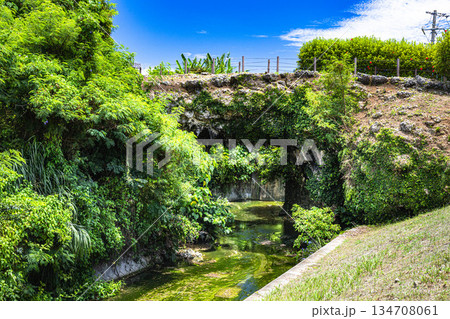 琉球石灰岩でできた天然のアーチ　ハナンダー 134708061