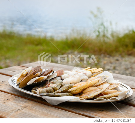 屋外で魚介を準備 屋外で魚介を準備 134708184