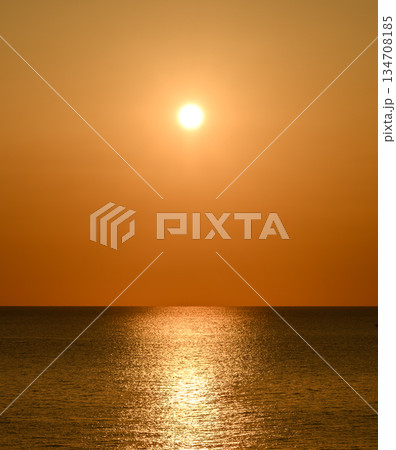 海に沈む夕日 海に沈む夕日 134708185