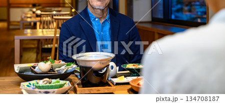 年配男性と和食の会食 134708187
