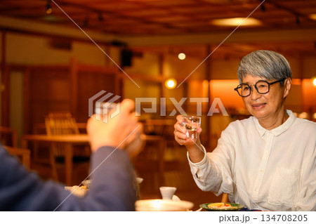高齢女性が日本酒で乾杯 134708205