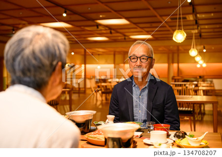 和室で会食する年配男性 和室で会食する年配男性 134708207