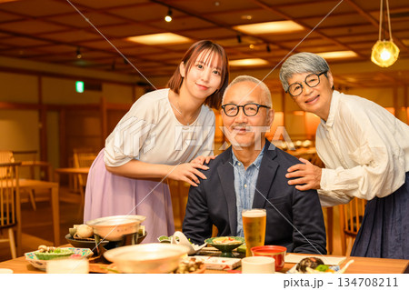 旅館で家族と夕食 134708211